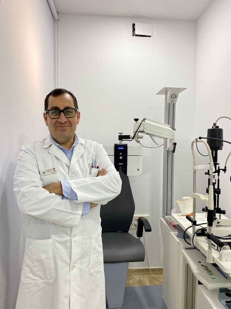Óptico-optometrista de Óptica Arenas en el gabinete de Écija