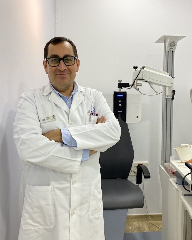 Óptico-optometrista de Óptica Arenas en su gabinete de Écija